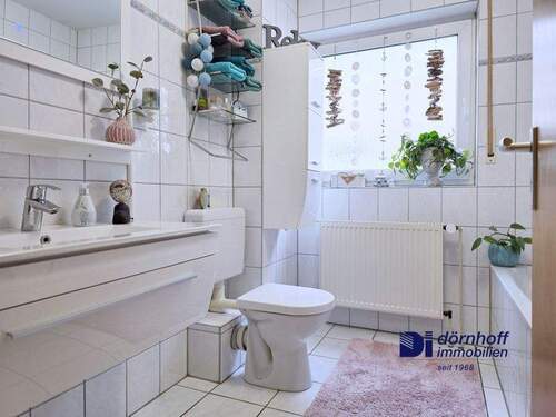 Badezimmer mit Dusche und Wanne EG - 