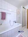 Badezimmer mit Dusche und Wanne EG - 