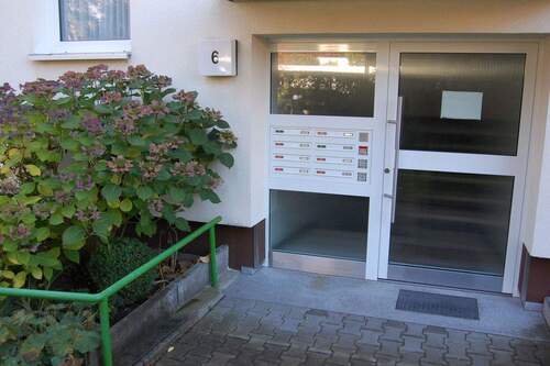 Hauseingang - 2 Zimmer Etagenwohnung zur Miete in Erlangen