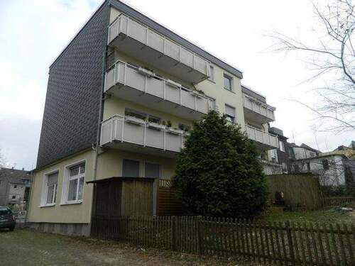 Rückansicht mit Balkon - 