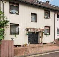 Zweifamilienhaus mit 210 m² Wohnfläche, Wintergärten, Loggia und gepflegtem Gartenparadies - Langenselbold