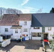 Großzügiges Doppelhaus mit vielseitigen Möglichkeiten auf 2.000 m² Grundstück - Schlüchtern Wallroth