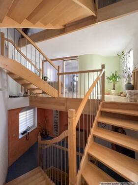 Flur mit Treppenhaus - 