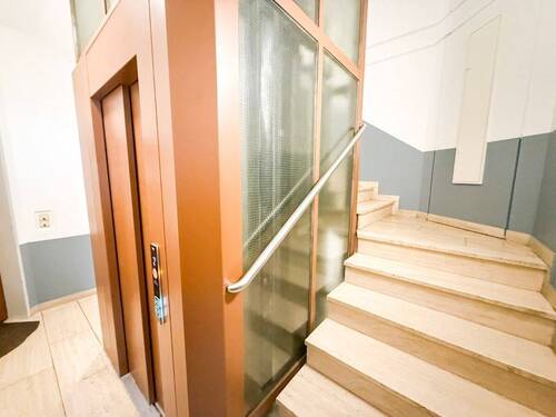 Treppenhaus mit Aufzug - 