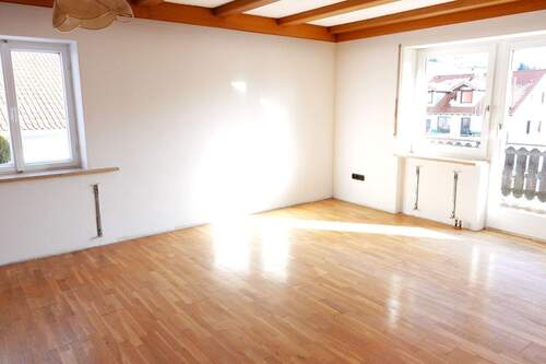 Wohnzimmer mit Zugang Balkon.JPG - 5 Zimmer Einfamilienhaus zur Miete in Bidingen