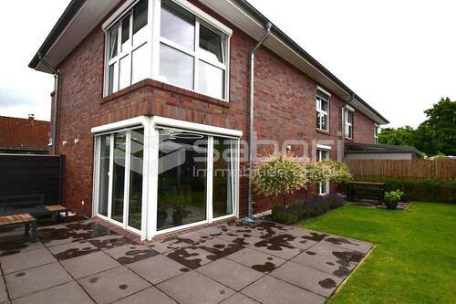 Terrasse - Moderne KfW-55-Doppelhaushälfte mit Erdwärmepumpe, Südgarten und Garage in Hamburg-Poppenbüttel