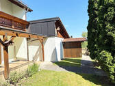 Blick zur Terrasse und Gartenhäuschen - 