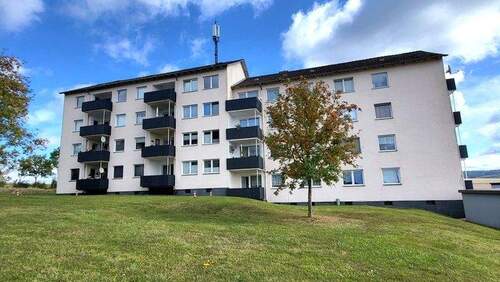 Hausansicht mit Balkonen - Helle, gepflegte Erdgeschosswohnung mit Balkon in Northeim am oberen Sultmer