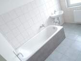 Helles, gepflegtes Badezimmer mit Wanne - 
