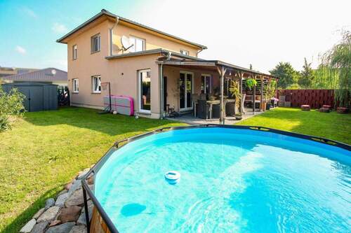 Rückansicht mit Pool (aufstellbar) - 