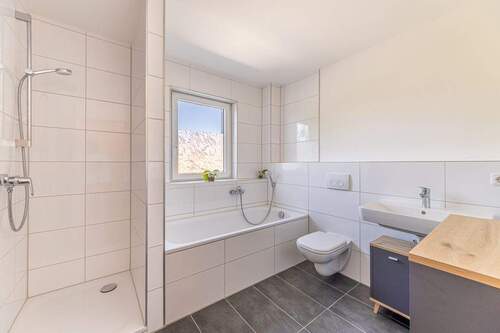 Badezimmer mit Dusche und Badewanne - 