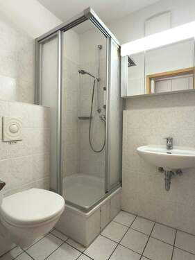 Bad mit Dusche - 