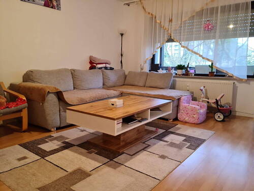 Wohnzimmer - Gepflegte 2 Zi. Wohnung mit EBK und Tiefgaragestellplatz möbliert