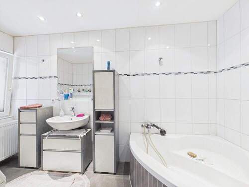 Badezimmer - Mehrfamilienhaus, Wohnhaus mit 239,00 m&sup2; in Eppelborn / Wiesbach zum Kaufen