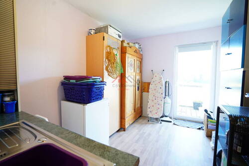 Bügelzimmer oder Kinderzimmer mit Zugang zum Balkon - 