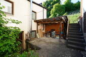 Terrasse zwischen Werkstatt und Haus - 