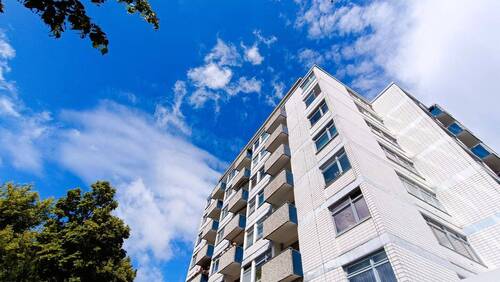 Hausansicht 7-geschossig mit Fahrstuhl - Kompakte Wohnung mit Balkon -ruhige Wohnlage, nahe S-Bahn Hohenzollerndamm-