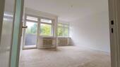 Wohnzimmer mit Balkon - Etagenwohnung mit 67,00 m&sup2; in Berlin zum Kaufen