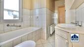 Badezimmer mit Badewanne - 