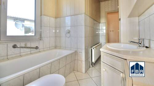 Badezimmer mit Badewanne - 