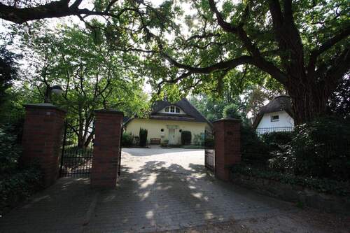 Eine Rarität! - Rarität: Reetdach-Ensemble mit 3 Einheiten auf parkähnlichem Traum-Grundstück!