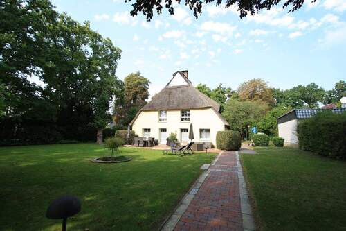 aus dem Garten - Mehrfamilienhaus, Wohnhaus zum Kaufen in Norderstedt