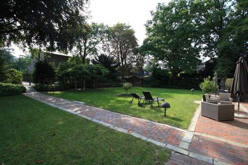 Teil der Gartenanlage - Mehrfamilienhaus, Wohnhaus in Norderstedt