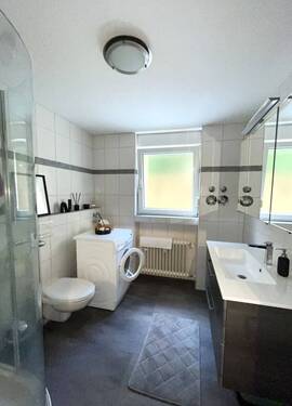 Bad mit Dusche u. Waschmaschinenanschluss - Etagenwohnung mit 100,30 m² in Oppenau zum Kaufen