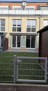 Aussenbereich - Stilvolles und hochwertiges Reihenmittelhaus mit Einbauküche, 2 Stellplätzen und Garten