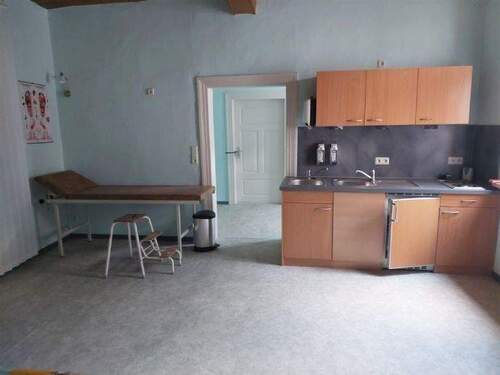 renovierungsbedürftige Räume im OG mit Küchenzeile - 