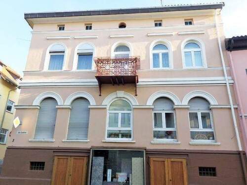 Straßenansicht neben dem Stadttor. - Mehrfamilienhaus, Wohnhaus zum Kaufen in Tann