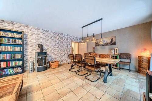 Wohn- Esszimmer - Wohnen im Grünen: Großzügiger Bungalow mit hochwertiger Ausstattung auf sonnigem Südgrundstück direkt am Waldrand.