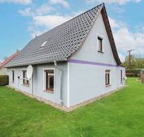 Renovierungsbedürftiges Einfamilienhaus mit Garten, Garage und 2 Freistellplätzen in Klein Rakow - Süderholz