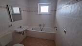 Bad mit Wanne und Fenster - 