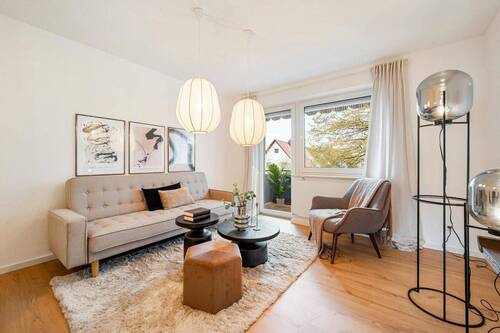 Wohnzimmer - Kernsanierte 3-Zimmer-Wohnung mit Balkon & Garage