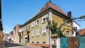 Außenansicht 1 - Großzügiges Anwesen mit Innenhof, Garage und viel Raum für neue Wohnideen