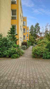 Zuweg zum Haus - 2 Zimmer Etagenwohnung zum Kaufen in Berlin