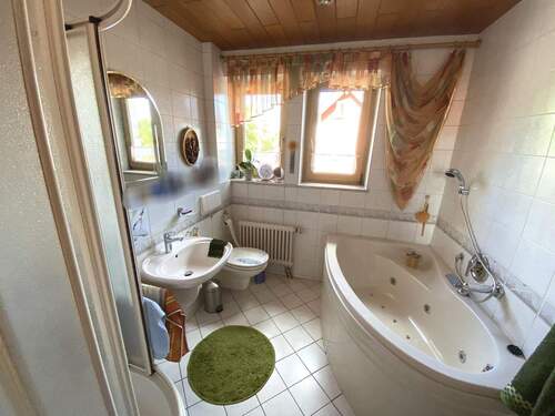 Obergeschoss: Tageslichtbad mit Wanne und Dusche - 