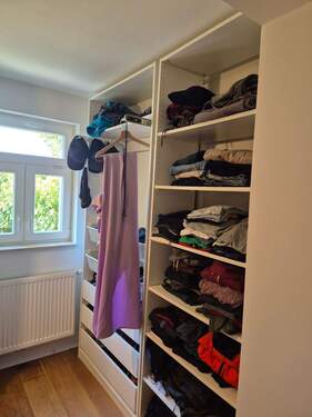 großzügiges Ankleidezimmer - 