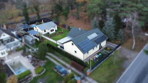 Titelbild - Modernes Einfamilienhaus mit vielseitig nutzbarem Nebengelass - perfekt für Familien