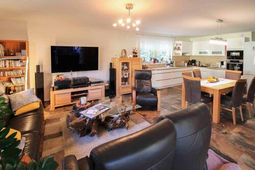 Wohnzimmer mit offener Küche - 