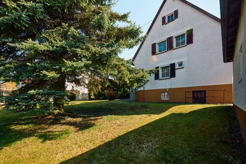 Objektansicht mit Garten - 