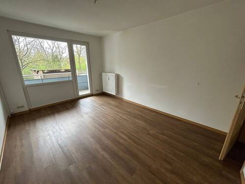 Wohnzimmer - Helle 3-Zimmer-Wohnung im Erdgeschoss mit Balkon!