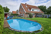 Der Pool zwischen Terrasse und Sommerhaus - 