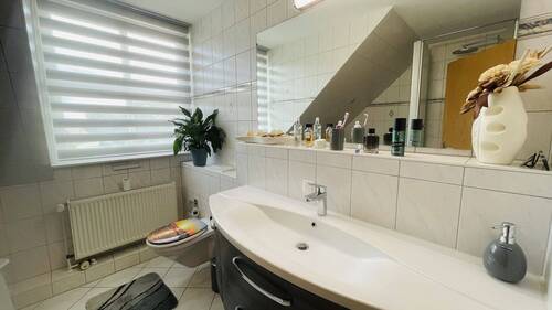 Badezimmer im Dachgeschoss - 