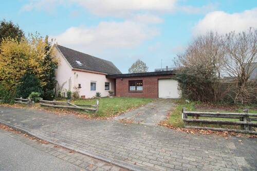 Straßenansicht - Einfamilienhaus in Neumünster mit großem Grundstück und viel Potenzial zur individuellen Gestaltung