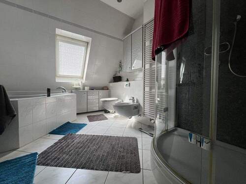 13. Haus re. Bad mit Eckwanne - 