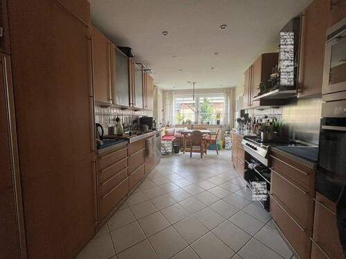 6. Haus re. Einbauküche - 