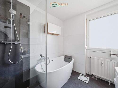 Modernes Badezimmer mit bodentiefer Dusche und freistehender Badewanne - 