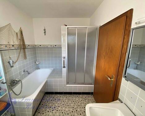 Bad mit DU u. Wanne - 